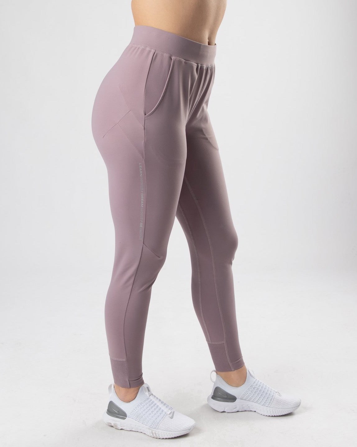 Alphalete 4-Way Stretch Jogger Nachový | 309-WTZGFA