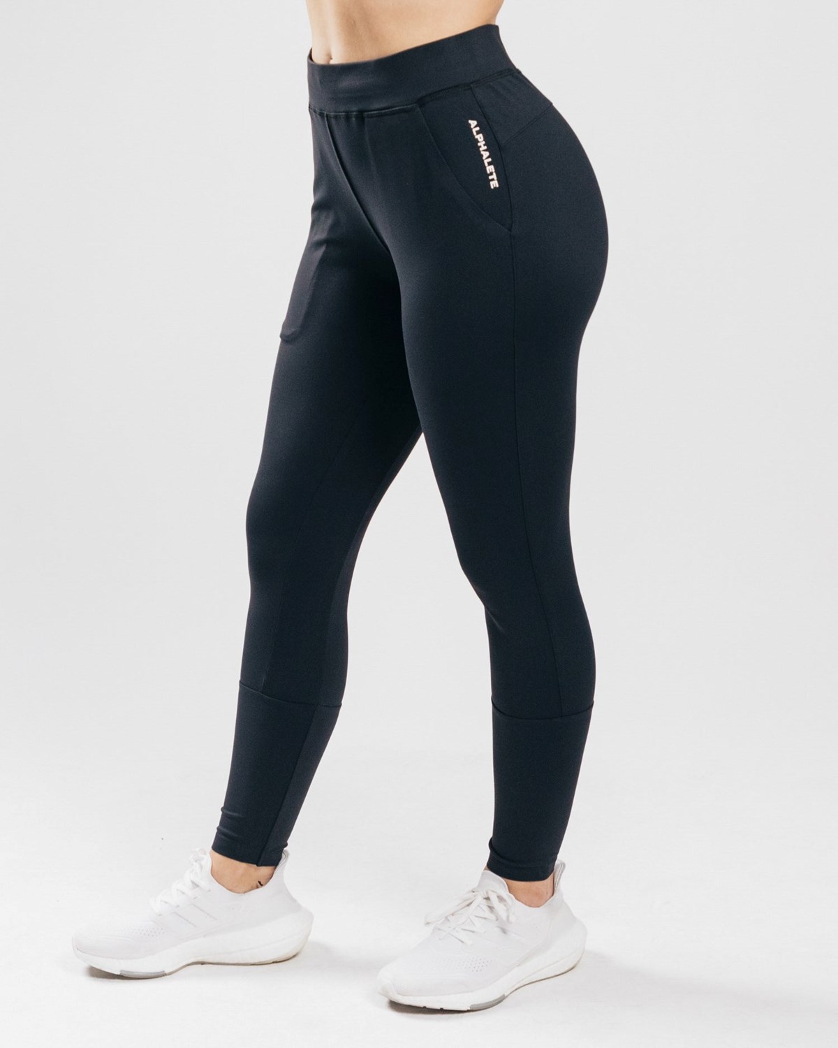 Alphalete 4-Way Stretch Jogger Čierne | 130-BKEAFC