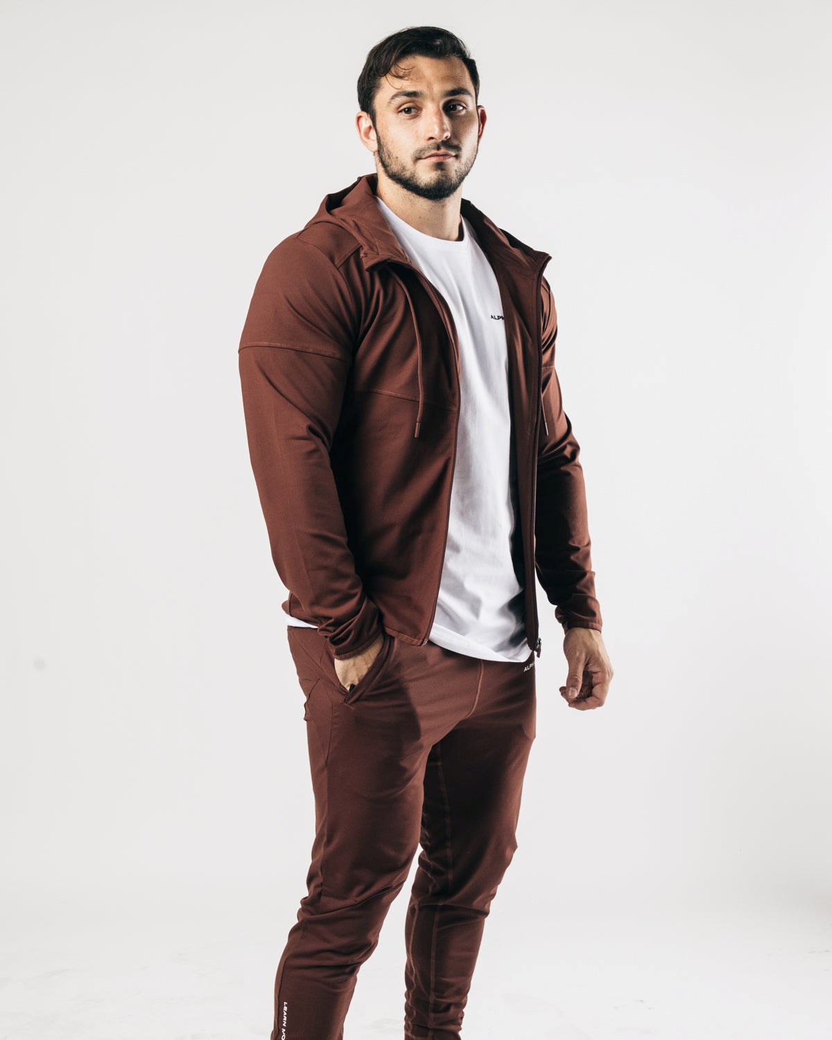 Alphalete 4-Way Stretch S Kapucňou Jacket Čokoláda | 182-YPFILX