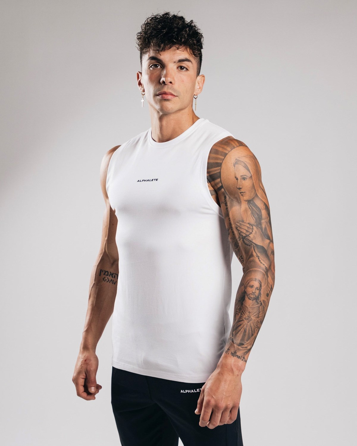 Alphalete Fitted Performance Tank Biele | 105-KJZHLF