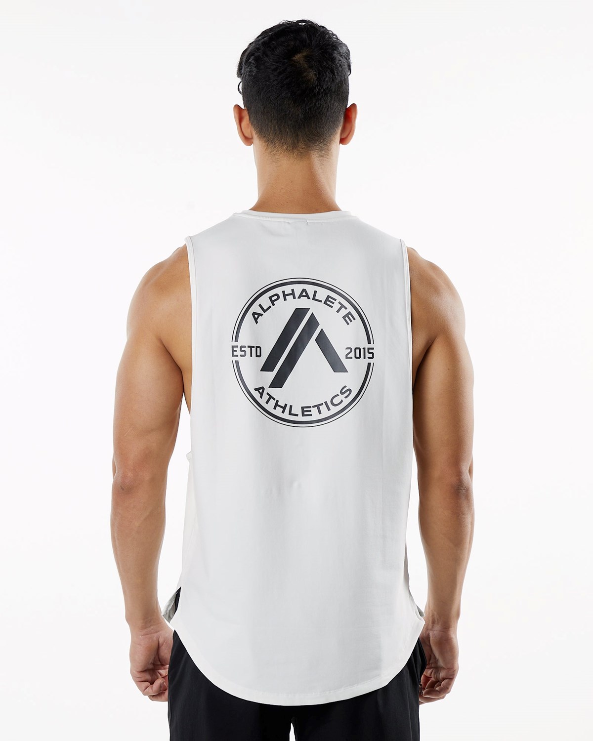 Alphalete Fitted Performance Tank Biele | 917-GBOMDX