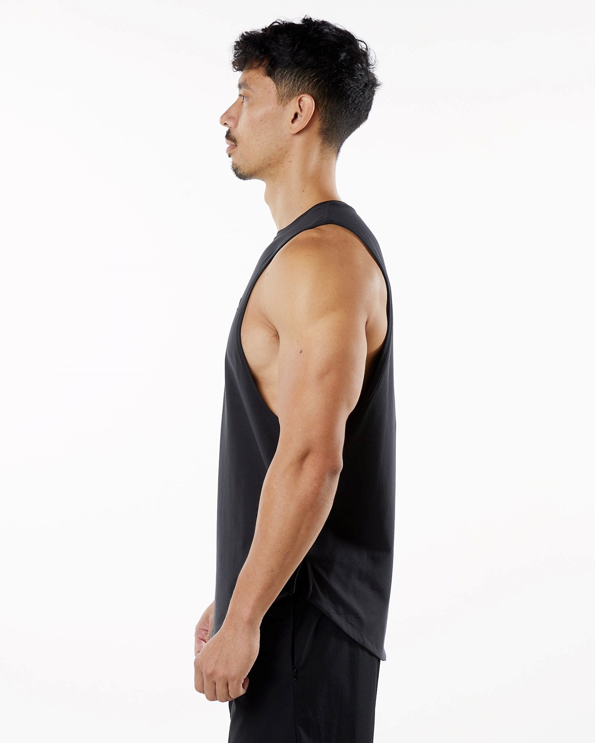 Alphalete Fitted Performance Tank Blackout | 876-YFLGRN